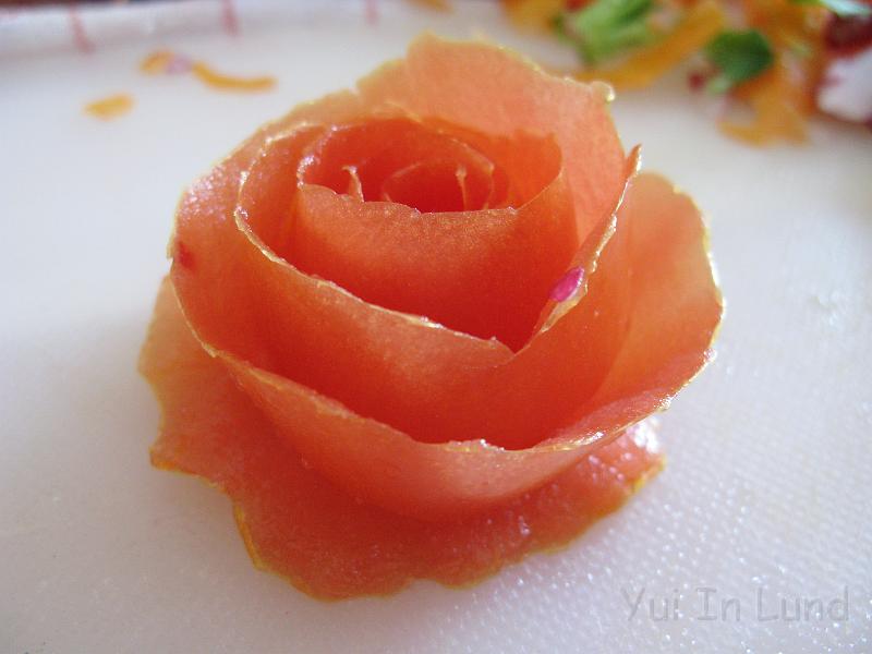 Carving10.JPG - อันนี้กุหลาบจากเปลือกมะเขือเทศ
