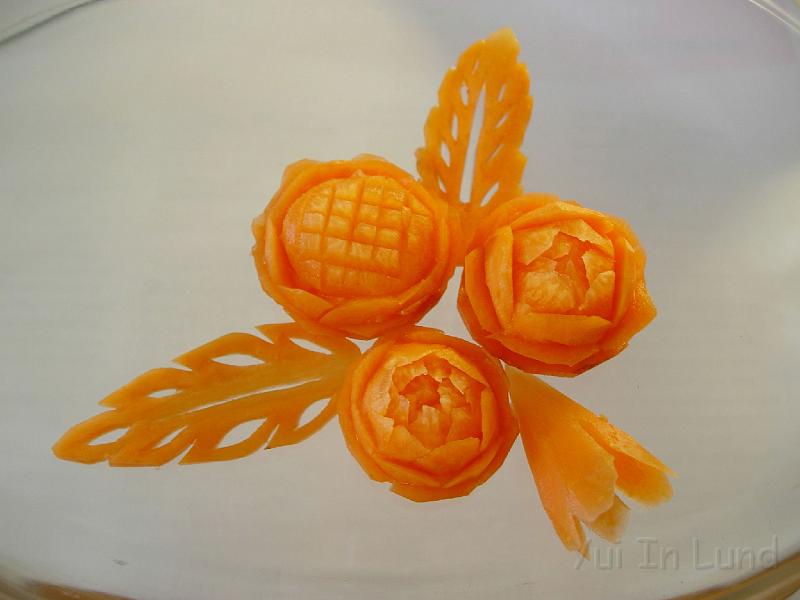 Carving13.JPG - ก็ฝีมือครูมั่ง นักเรียนมั่ง ส่วนยุ้ยก็หยิบๆ จับๆ มาแชะๆ ลูกเดียว