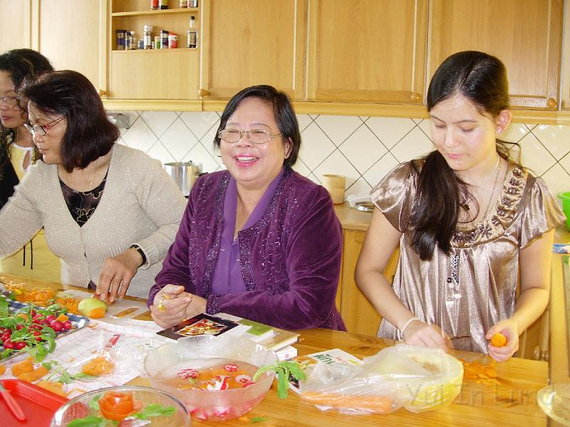 Carving17.JPG - สาวน้อยลูกครึ่งก็มาฝึกด้วยนะ