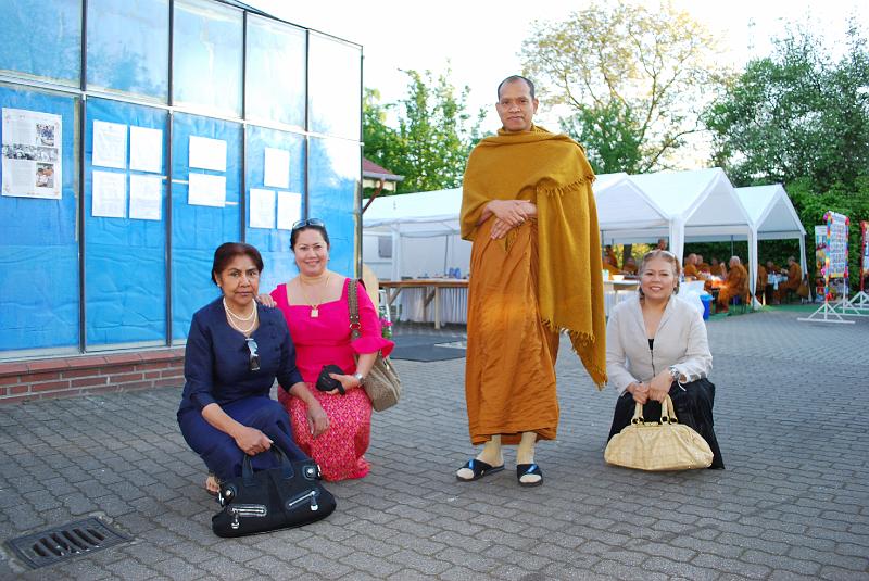 DSC_0063.JPG - วันต่อมาที่วัด ... ป้าสุวรรณา เจ้แต๋ว ท่านเจ้าอาวาสวัดฯ และ แม่อี๊ด