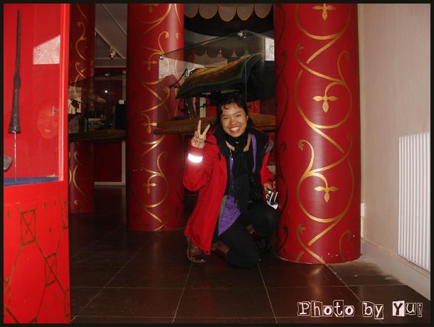 kulturen16042008_009.jpg - เข้าไปข้างในแล้วอยากถ่ายรูปตัวเองมั่ง แต่ว่า ซานต้าไม่ช่่วยเหลือกันเล้ย ก็เลยตั้งกล้องแถวๆ นั้นแล้วเล่นเองซะเลย