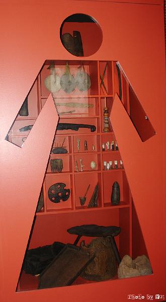 kulturen16042008_017.jpg - Women's work ... เค้าทำตู้โชว์สวยเน๊อะ แล้วก็สื่อความหมายด้วย