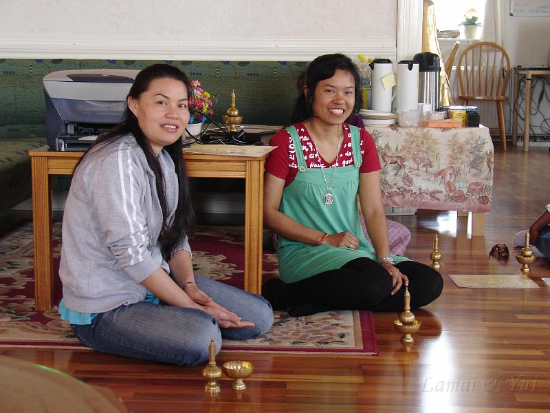 Emmy-Lamai-Yui-06.JPG - แหม ก็อยากมีรูปมั่งเลยยื่นกล้องให้หลวงพ่อซะเลย