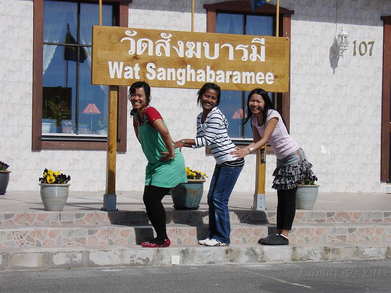 Emmy-Lamai-Yui-14.JPG - ไม่รู้ว่าป้าๆ พี่ๆ แอบมองมาจากข้างในป่าว?