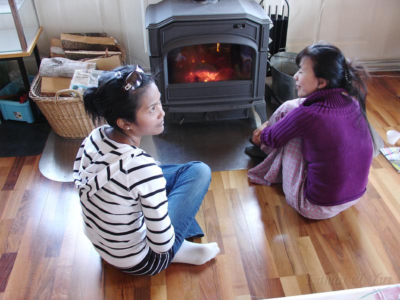 Emmy-Lamai-Yui-40.JPG - เอ็มกับพี่แอนน์มานั่งเฝ้าเตากัน