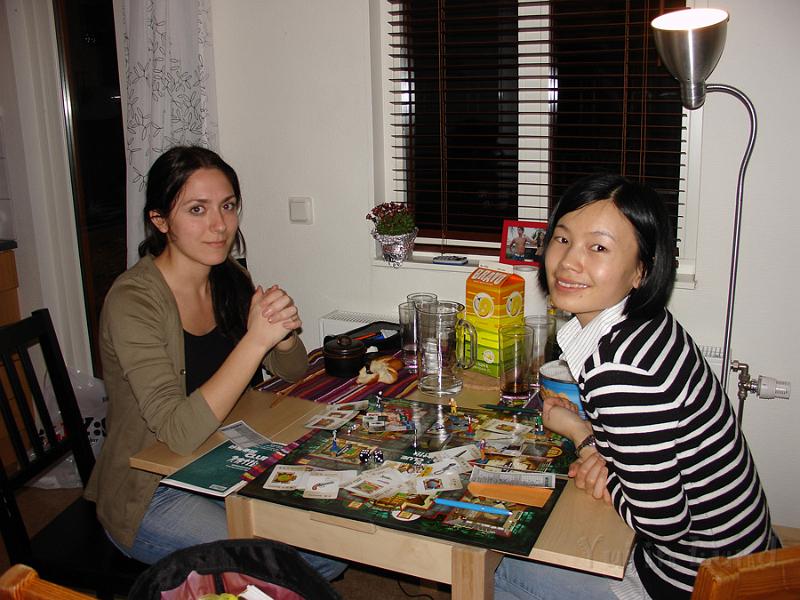 Party20042008_09.jpg - กินอิ่มพุงกางแล้วก็เล่นเกมส์กัน