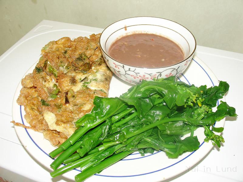 DSC_0276.JPG - แล้วก็กินกับน้ำพริกกะปิ...เพิ่มไข่เจียวไปอีกนิด