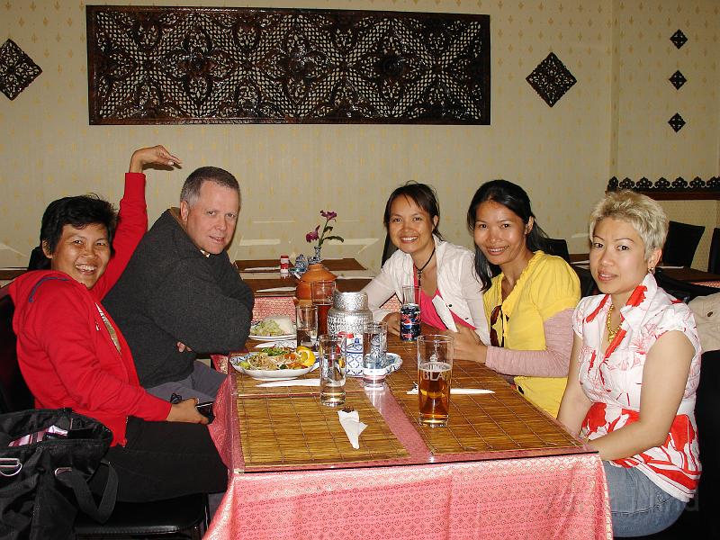 DSC03072.JPG - หิวๆ ระหว่างรออาหารก็ถ่ายรูปเล่นกันซะงั้น (พี่ไก่กับแฟน)