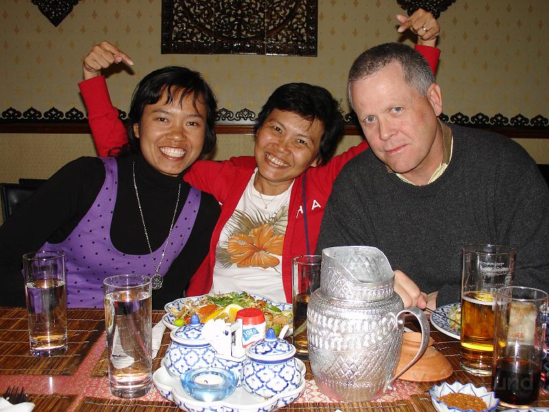 DSC03077.JPG - อาหารยังมาไม่ครบก็นะ... เพื่อไม่เป็นการเสียเวลา พี่ไก่กับท่า "เส้นนำวัตถุ" อะไรสักอย่างเนี่ยแหละ